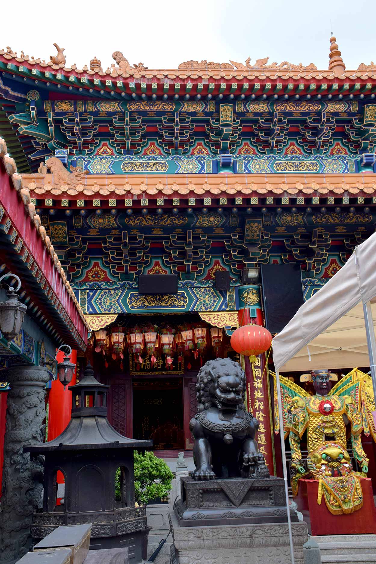 The brilliant colour and detail of the Main Altar, Sik Sik Yuen Wong Tai Sin Temple, Hong Kong, China