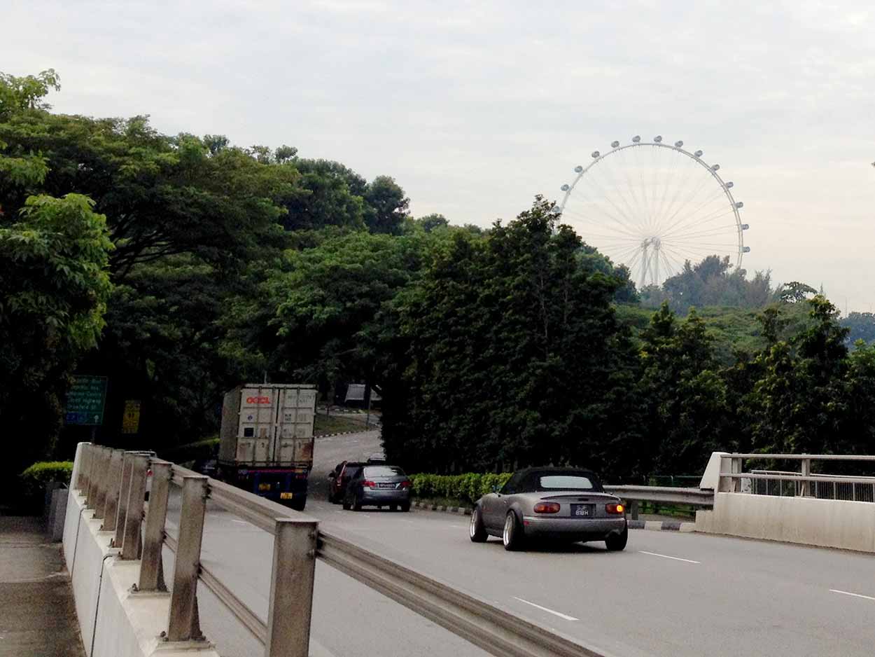 The Singapore Flyer in the distance from the Ophir Road overpass of the Nicoll Highway, Singapore